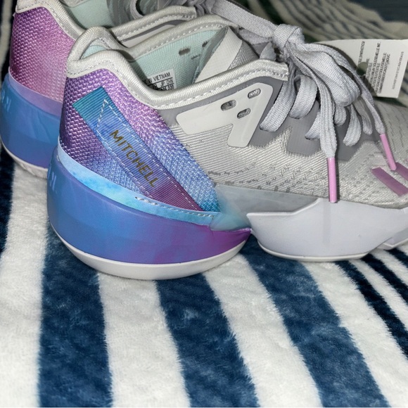 Size 4 US basketball sneakers for kids. Never worn. Without box. - Picture 3 of 5